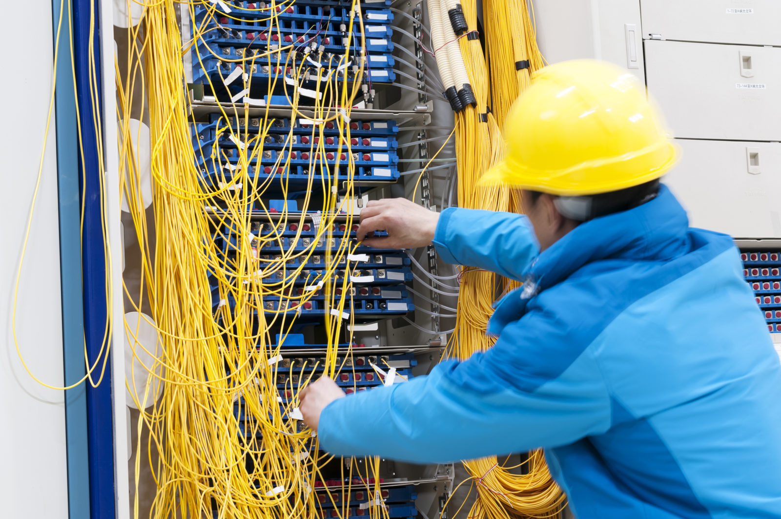 GPS fleet tracking for cable & telecom fleets - FleetLocate by Spireon - Fleet management for commercial fleets